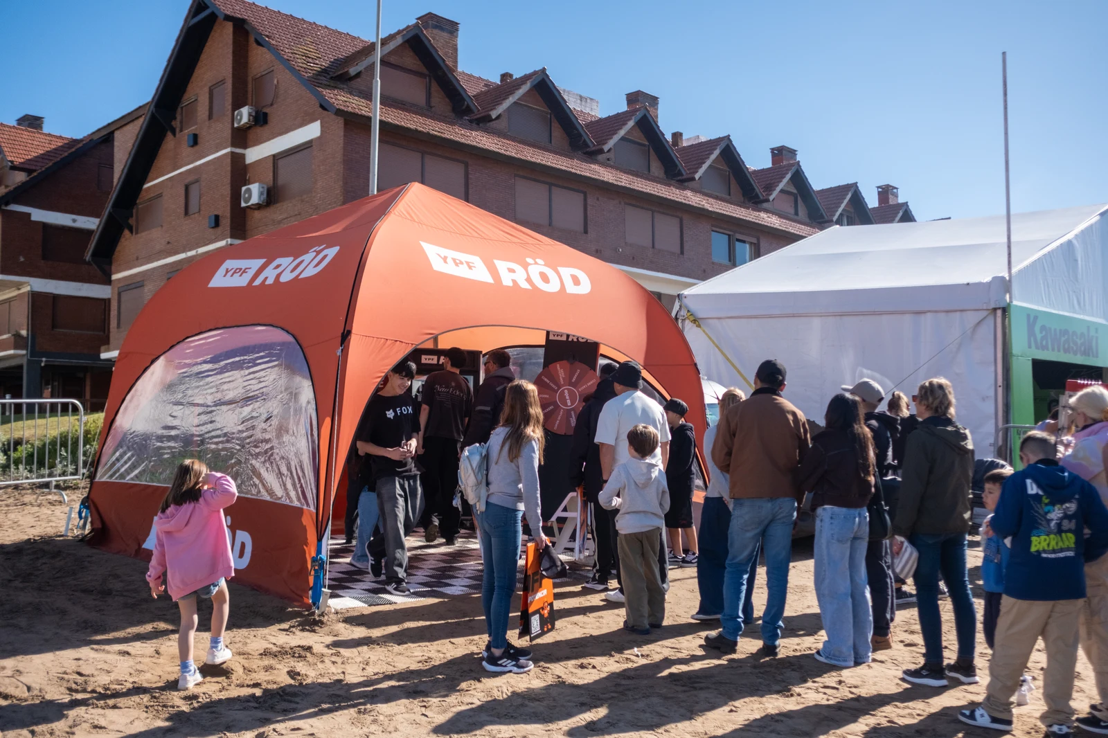 YPF RÖD — Activación BTL exterior con público
