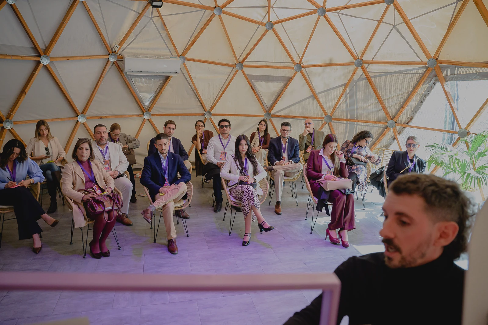 HiLab Adium — Sala geodésica con profesionales de salud